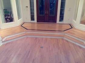 Red Oak - Prefinished Engineered - with Black Maple border